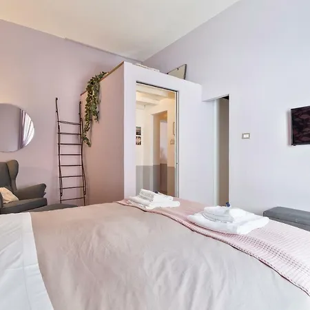 As Feel - Vittorio Colorful Design Apartment